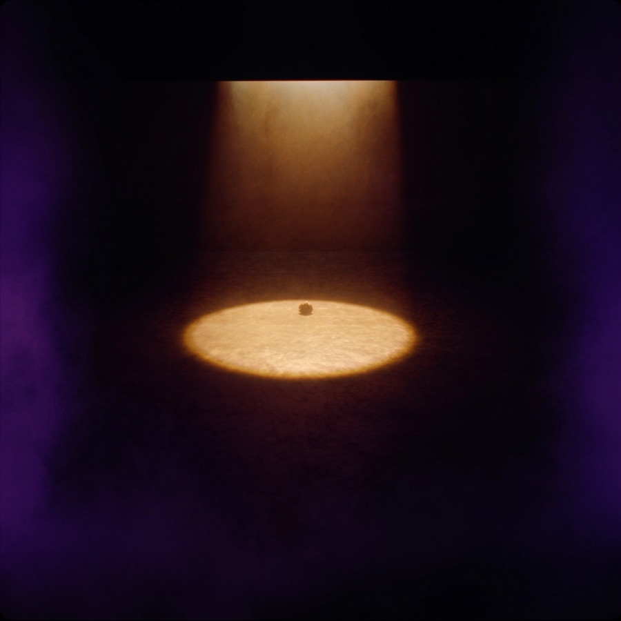 Ein runder Lichtkreis auf dunklem Bühnenboden, quadratisch